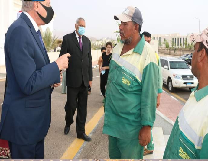محافظ جنوب سيناء ويوزع العيدية على عمال النظافة