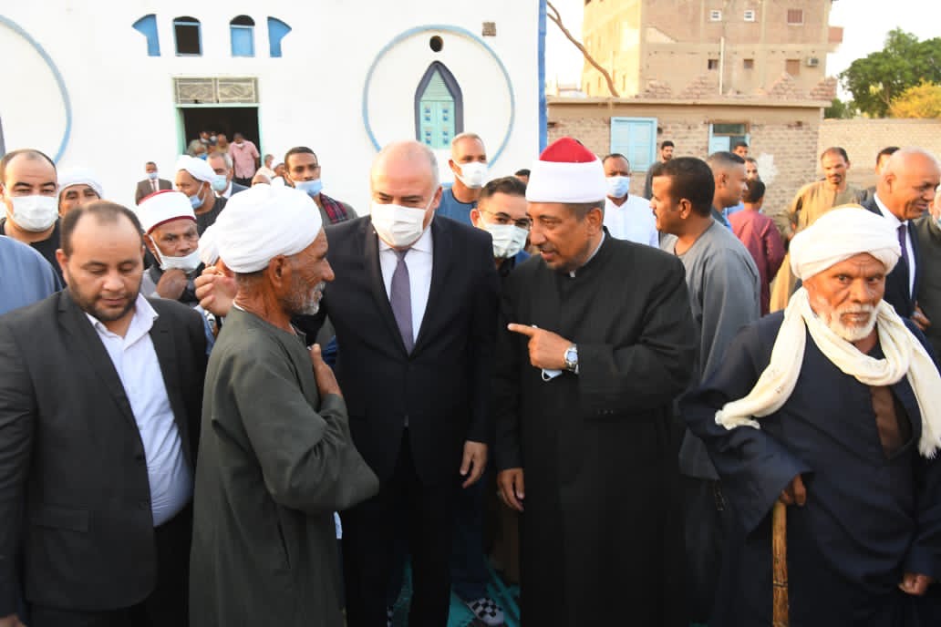 محافظ قنا يؤدى صلاة عيد الأضحى المبارك بقرية أبو حزام  (16)