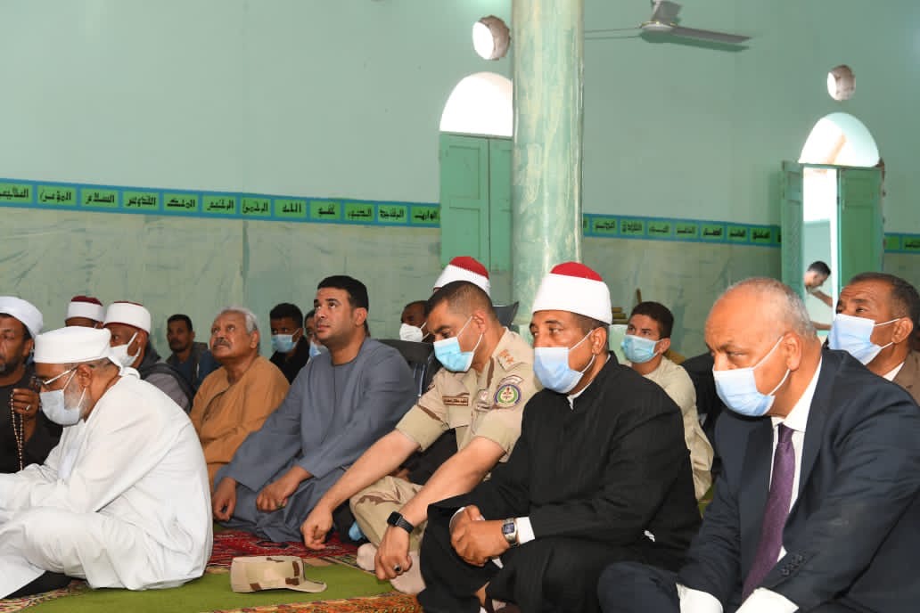 محافظ قنا يؤدى صلاة عيد الأضحى المبارك بقرية أبو حزام  (15)