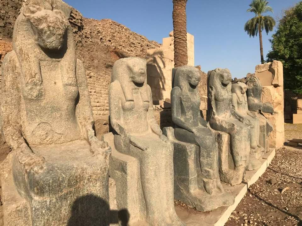 تماثيل فرعونية بقلب المتحف المفتوح بالكرنك