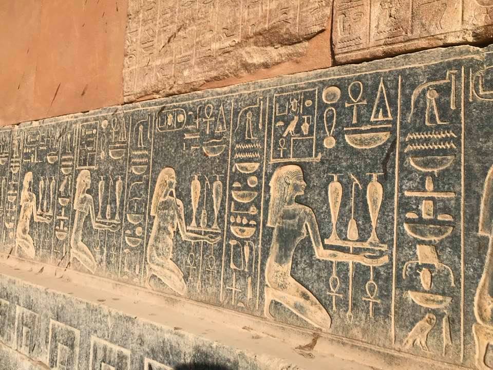 الطقوس الفرعونية على جدران صالات المعبد