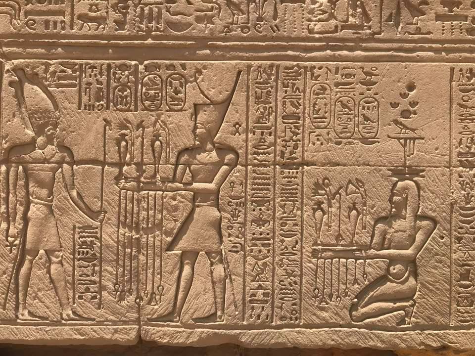 لوحات للتاريخ الفرعوني بالكرنك