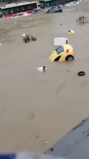 غرق السيارات بسبب مياه الفيضانات