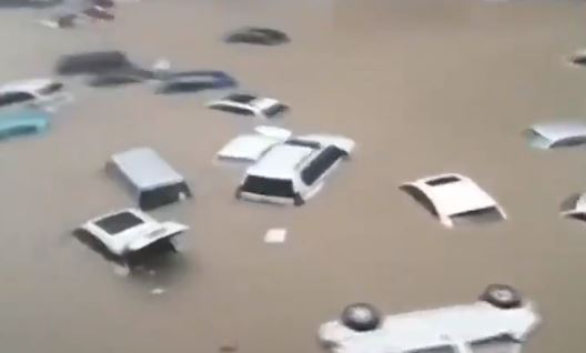 غرق السيارات بسبب مياه الفيضان