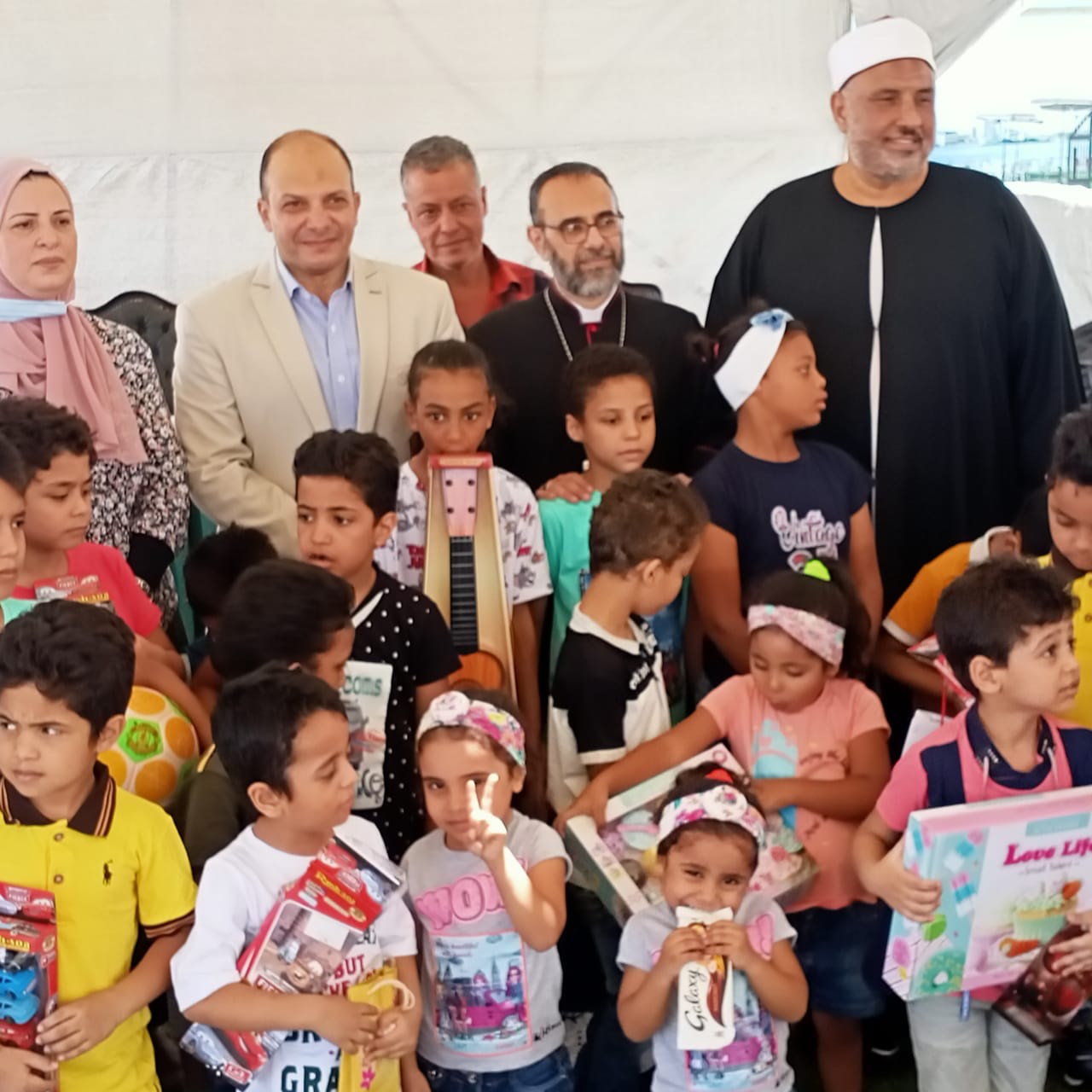 الاحتفال مع الاطفال الايتام الاحتفال مع الاطفال الايتام