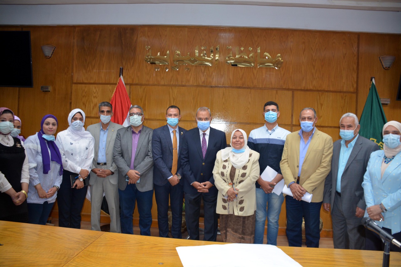 محافظ القليوبية مع المسئولين عن مبادرة سكن مصر