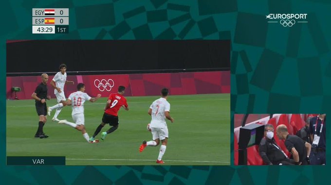 حكم مباراة مصر واسبانيا يتابع لقطة الإصابة عبر الفيديو