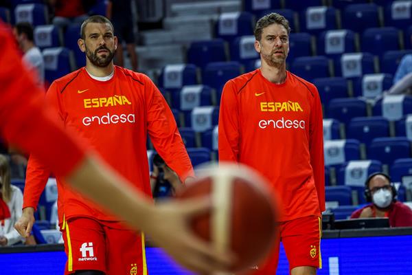 باو ومارك جاسول من المنتخب الإسباني لكرة السلة.