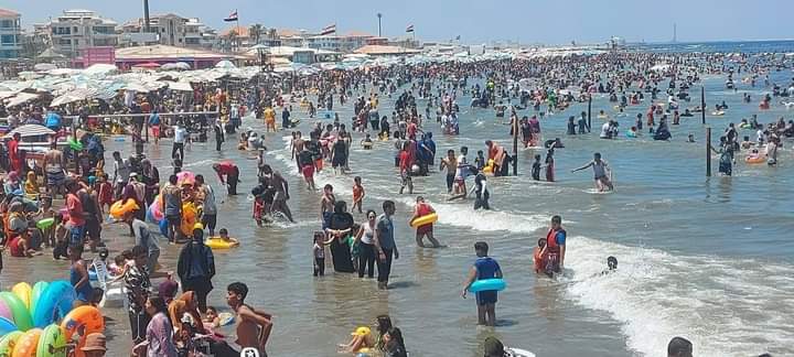 استمتاع المصيفين على شواطئ رأس البر فى ثالث أيام عيد الأضحى (1)