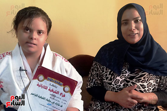 مع-والدتها-