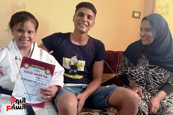 مع-والدتها-وشقيقها-