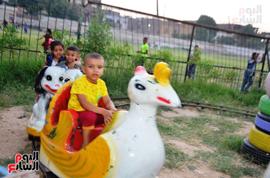فرحة-أطفال-قرى-مدينة-إسنا-بالعيد-بعد-انكسار-حرارة-الطقس-(3)