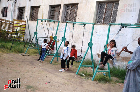 فرحة-أطفال-قرى-مدينة-إسنا-بالعيد-بعد-انكسار-حرارة-الطقس-(2)
