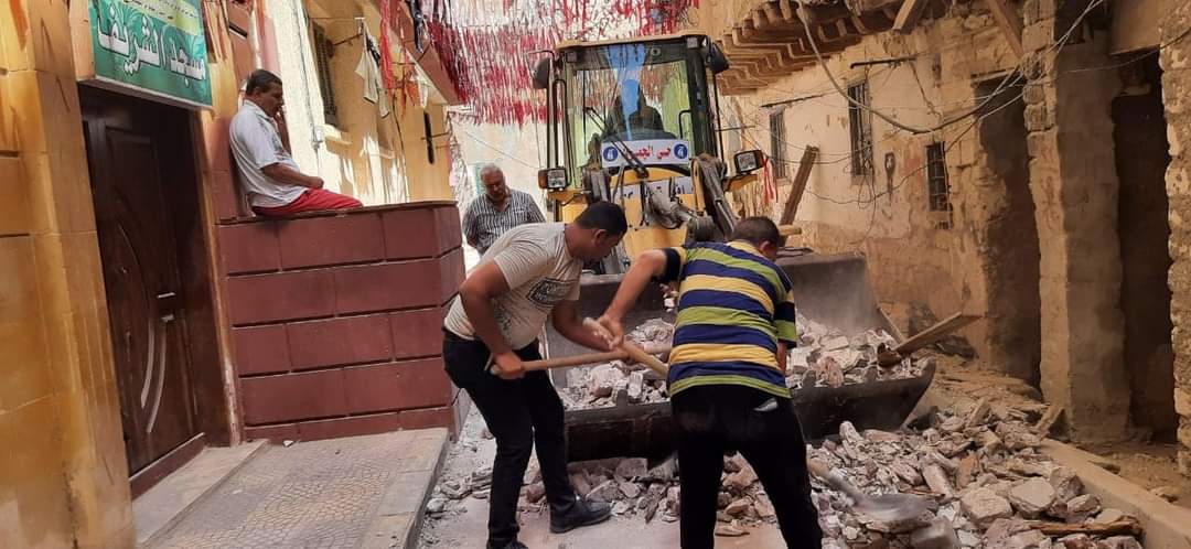 سقوط أجزاء من عقارين بحي الجمرك بالإسكندرية دون وقوع إصابات (7)