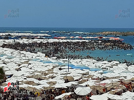 آلاف-المصطافين-على-الشاطئ-بالإسكندرية