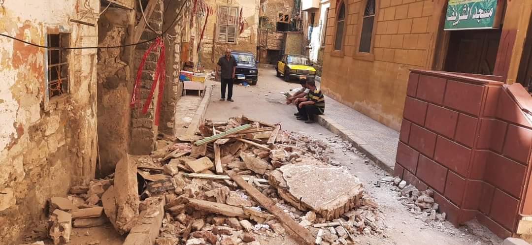 سقوط أجزاء من عقارين بحي الجمرك بالإسكندرية دون وقوع إصابات (1)