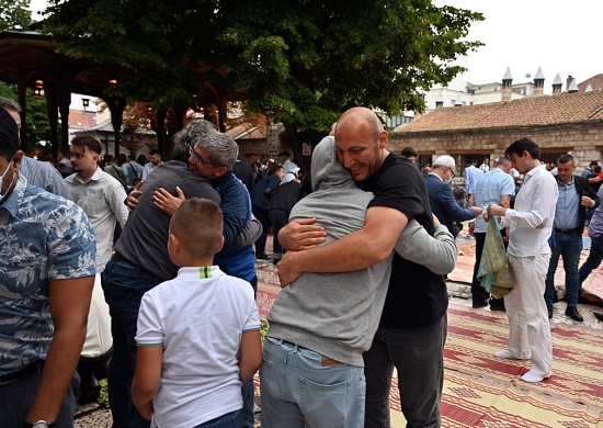 المسلمون البوسنيون يتشاركون العناق بعد صلاة الفجر في عيد الأضحى