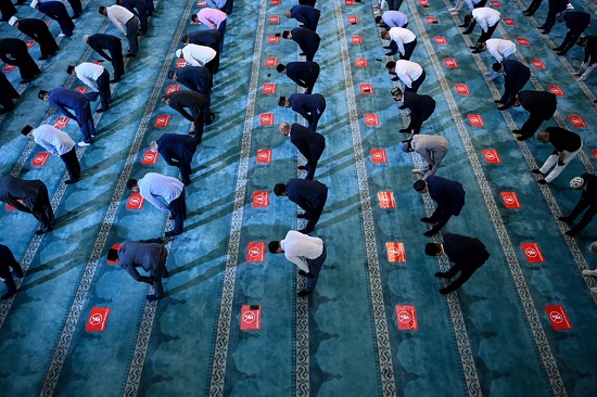 مسلمو روسيا يتجمعون في مسجد موسكو