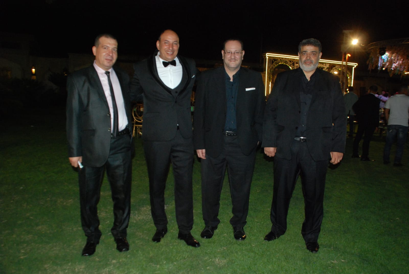 محمد مختار مع الحضور في حفل زفاف نجلته