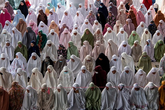 نساء مسلمات آتشيه يؤدين صلاة عيد الأضحى في إندونيسيا