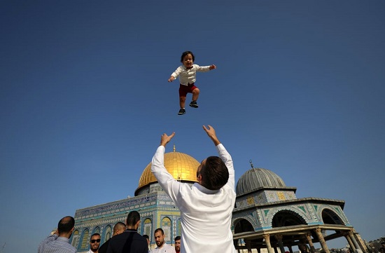يحتفل الفلسطينيون  أمام المسجد الأقصى