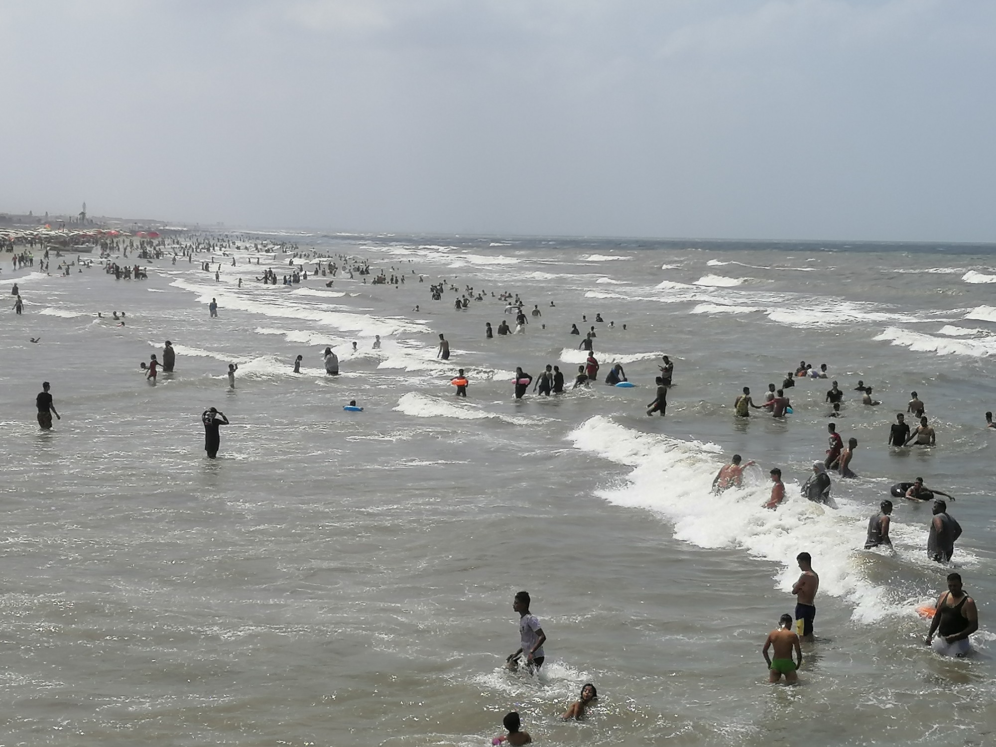 الآلاف يمارسون السباحه على الشاطئ