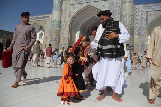 أفغان يغادرون بعد أداء صلاة عيد الأضحى