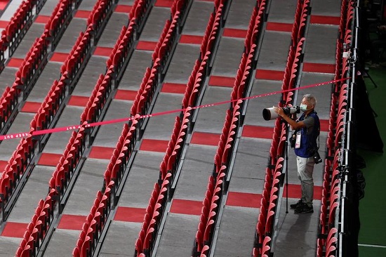 مصور يلتقط صورا لتدريب تنس الطاولة في صالة طوكيو للألعاب الأولمبية