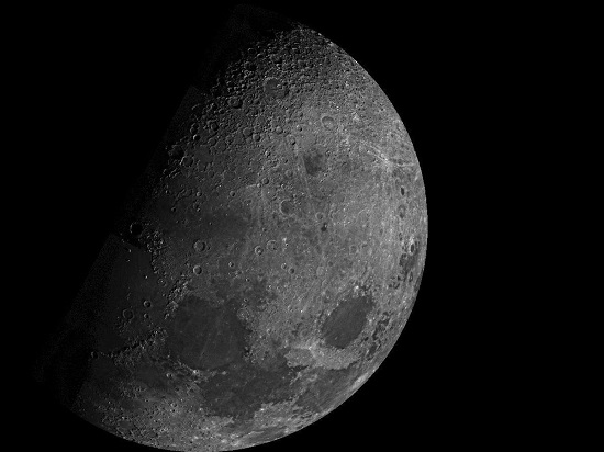 القمر كما شاهده مسبار ناسا مارينر 10 في عام 1973