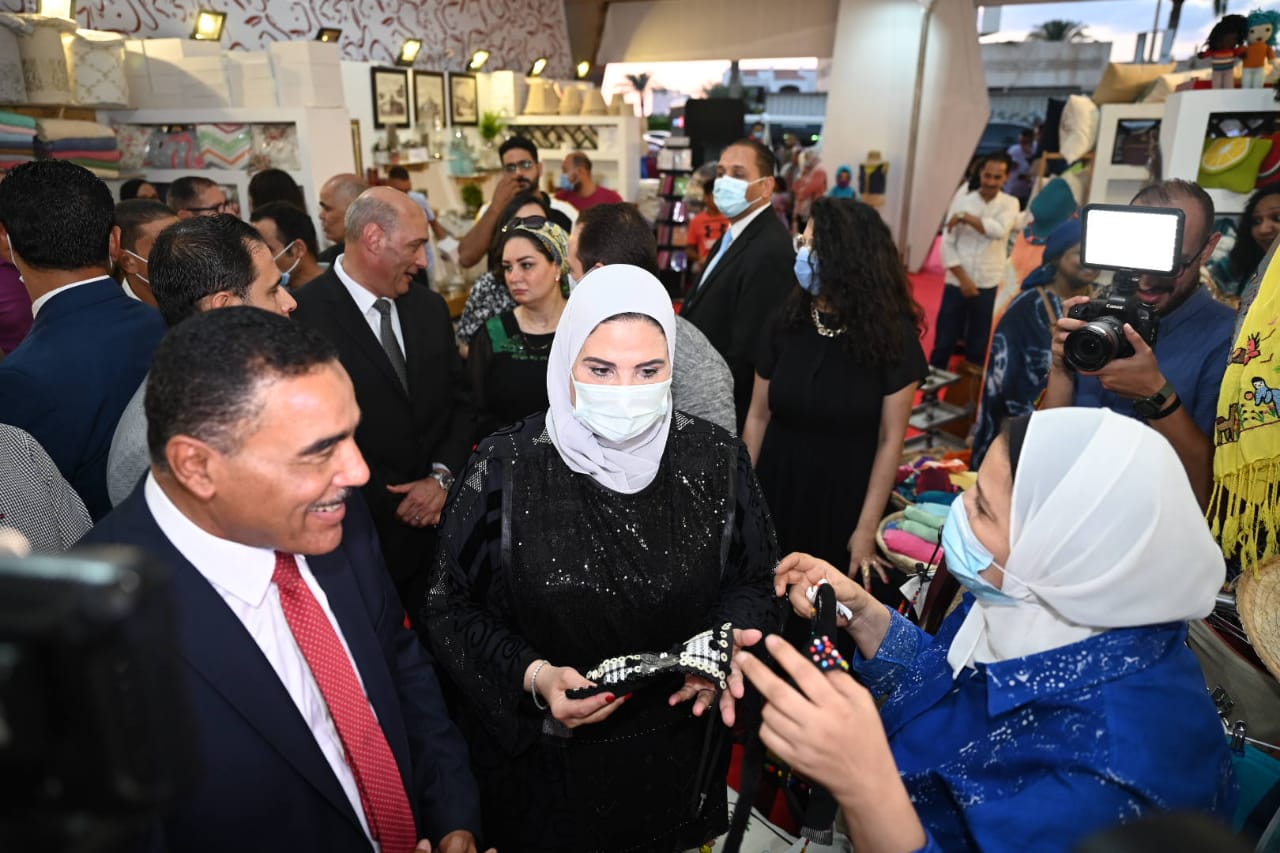 وزيرة التضامن فى المعرض وزيرة التضامن فى المعرض