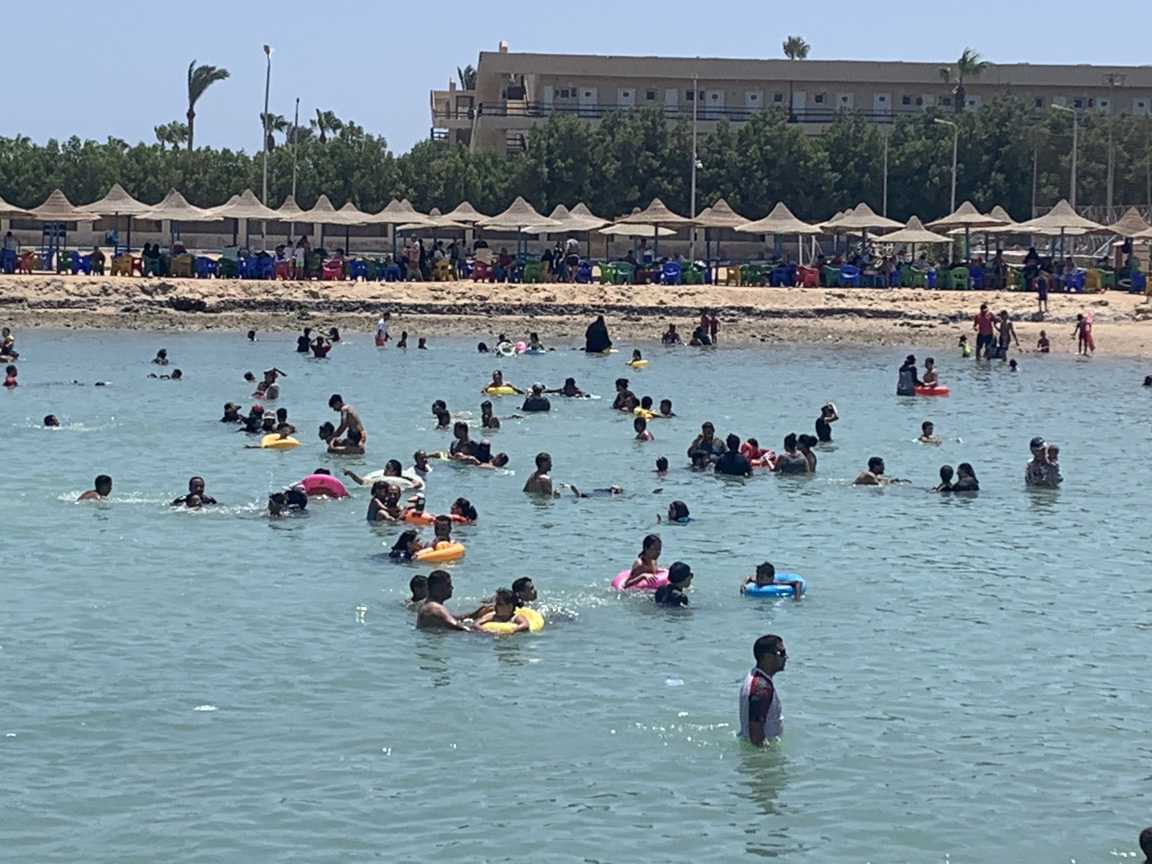 اعداد كبيرة من المواطنين على الشواطئ