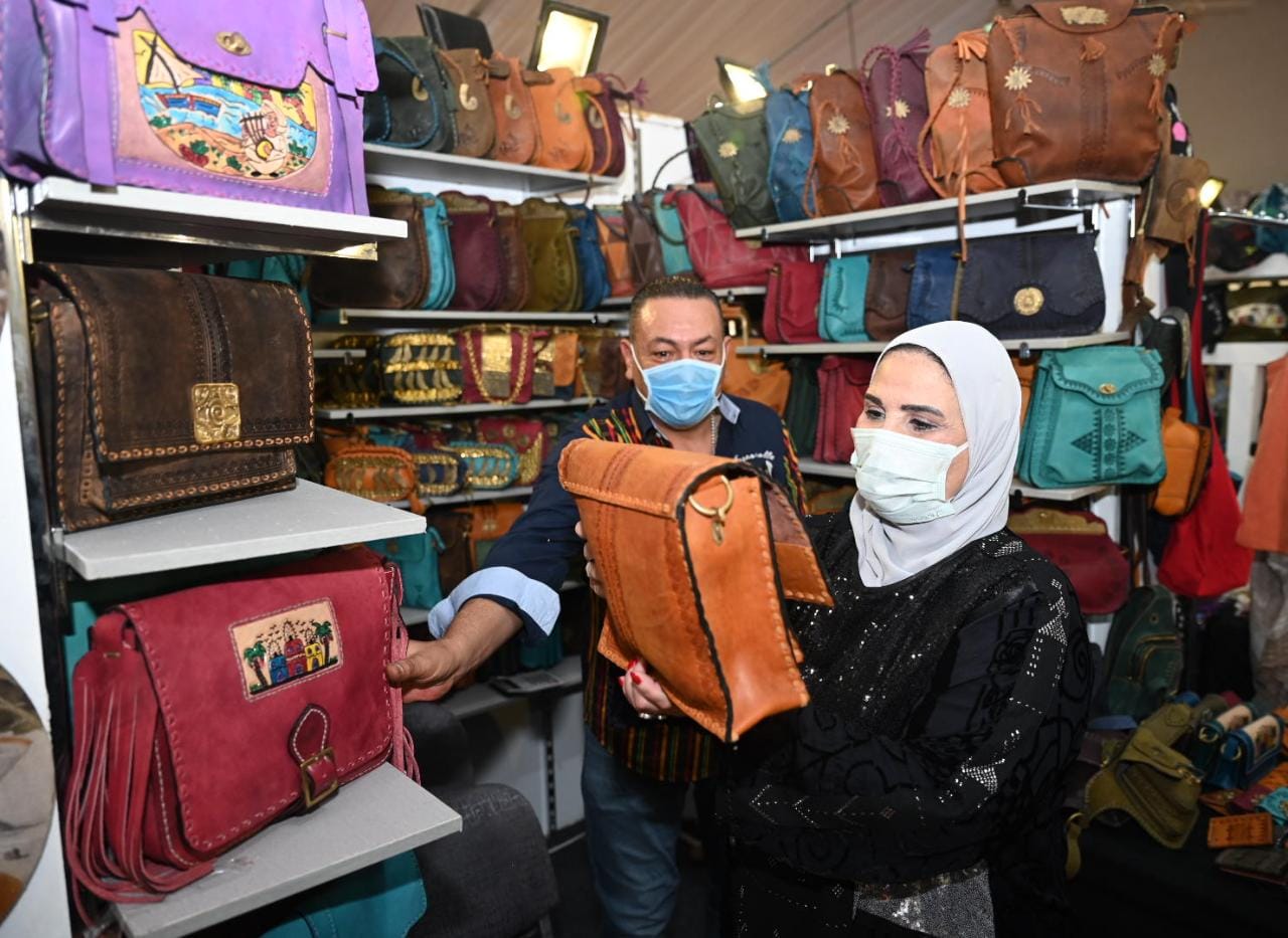 الوزيرة تتفقد المعرض الوزيرة تتفقد المعرض