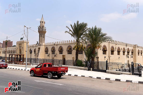 رئيس الوزراء يتابع أعمال تطوير الساحة المحيطة بمسجد عمرو بن العاص (12)