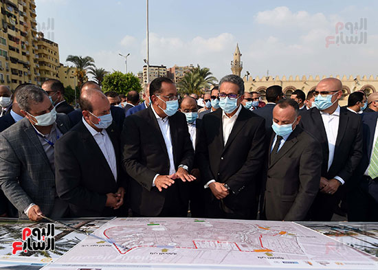 رئيس الوزراء يتابع أعمال تطوير الساحة المحيطة بمسجد عمرو بن العاص (24)