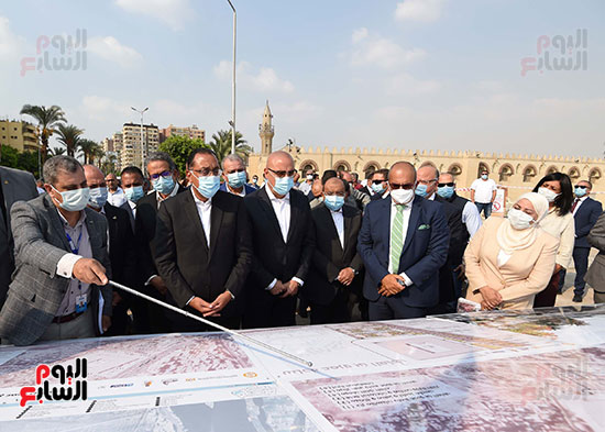 رئيس الوزراء يتابع أعمال تطوير الساحة المحيطة بمسجد عمرو بن العاص (16)