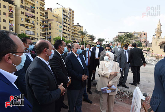 رئيس الوزراء يتابع أعمال تطوير الساحة المحيطة بمسجد عمرو بن العاص (29)