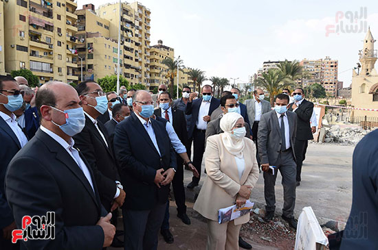 رئيس الوزراء يتابع أعمال تطوير الساحة المحيطة بمسجد عمرو بن العاص (30)