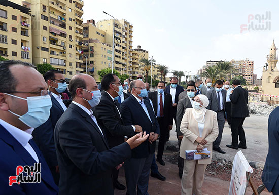 رئيس الوزراء يتابع أعمال تطوير الساحة المحيطة بمسجد عمرو بن العاص (28)