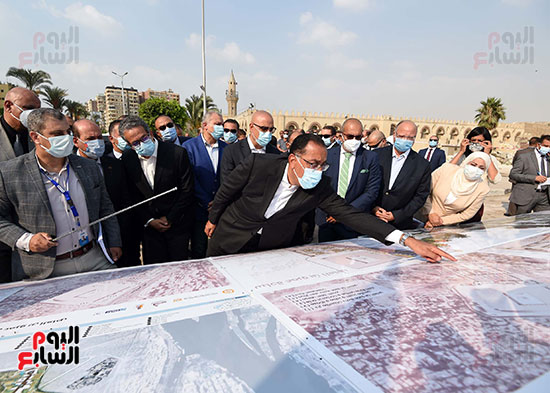 رئيس الوزراء يتابع أعمال تطوير الساحة المحيطة بمسجد عمرو بن العاص (19)