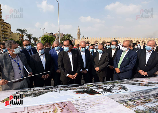 رئيس الوزراء يتابع أعمال تطوير الساحة المحيطة بمسجد عمرو بن العاص (23)