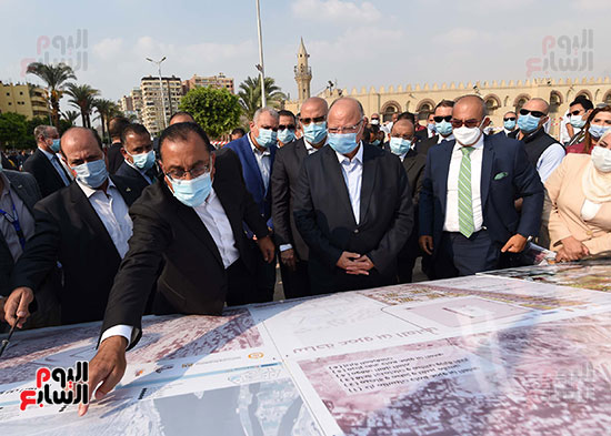 رئيس الوزراء يتابع أعمال تطوير الساحة المحيطة بمسجد عمرو بن العاص (22)