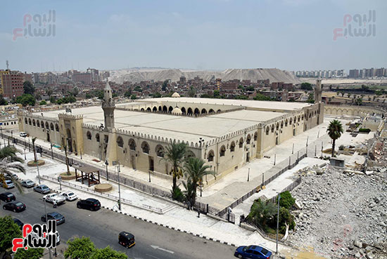 رئيس الوزراء يتابع أعمال تطوير الساحة المحيطة بمسجد عمرو بن العاص (2)