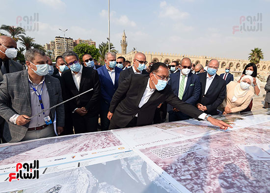 رئيس الوزراء يتابع أعمال تطوير الساحة المحيطة بمسجد عمرو بن العاص (18)