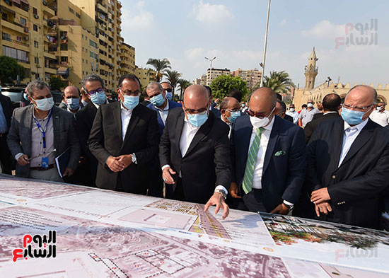 رئيس الوزراء يتابع أعمال تطوير الساحة المحيطة بمسجد عمرو بن العاص (21)