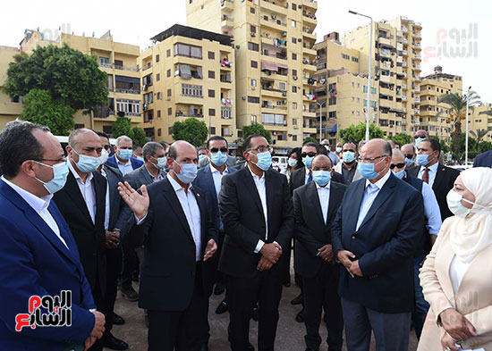 رئيس الوزراء يتابع أعمال تطوير الساحة المحيطة بمسجد عمرو بن العاص (25)