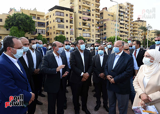 رئيس الوزراء يتابع أعمال تطوير الساحة المحيطة بمسجد عمرو بن العاص (26)
