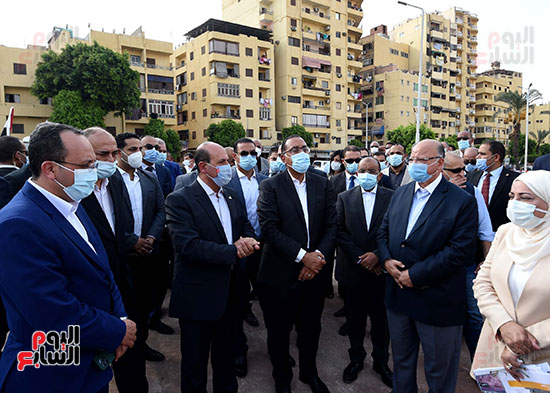 رئيس الوزراء يتابع أعمال تطوير الساحة المحيطة بمسجد عمرو بن العاص (27)