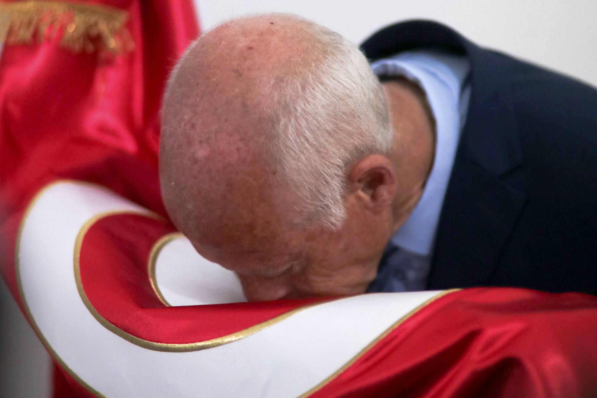 قيس سعيد يقبل العلم التونسي بعد فوزه بالرئاسة