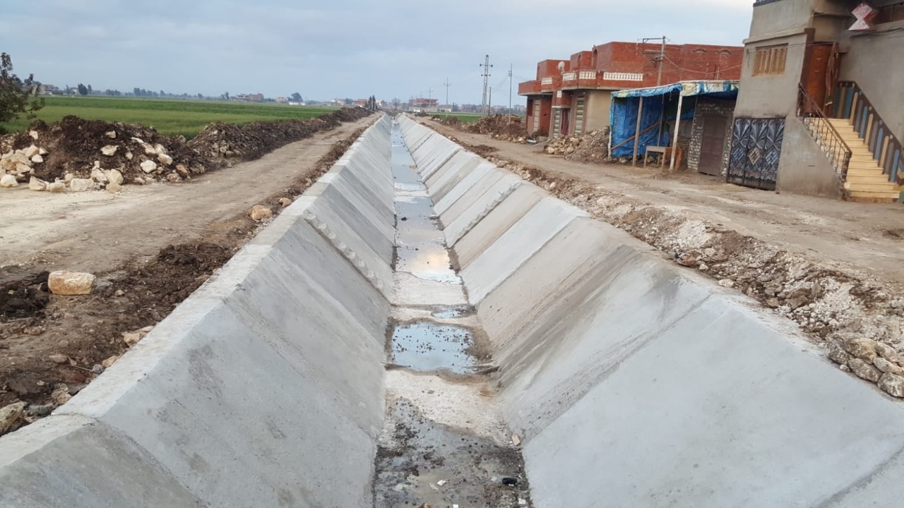 جانب من تبطين الترع