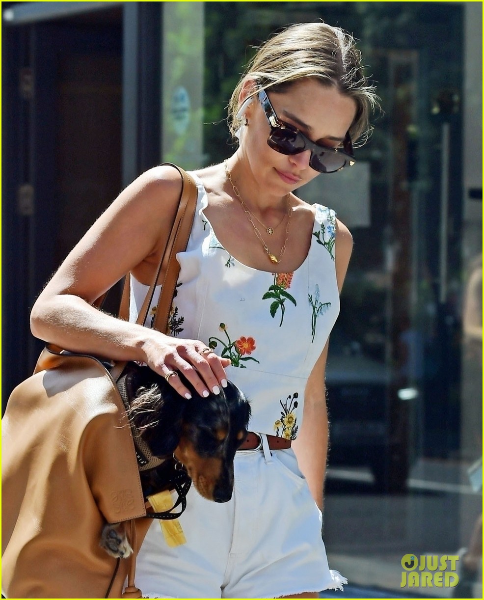 emilia-clarke-cute-summer-outfit-to-take-dog-for-a-walk-02